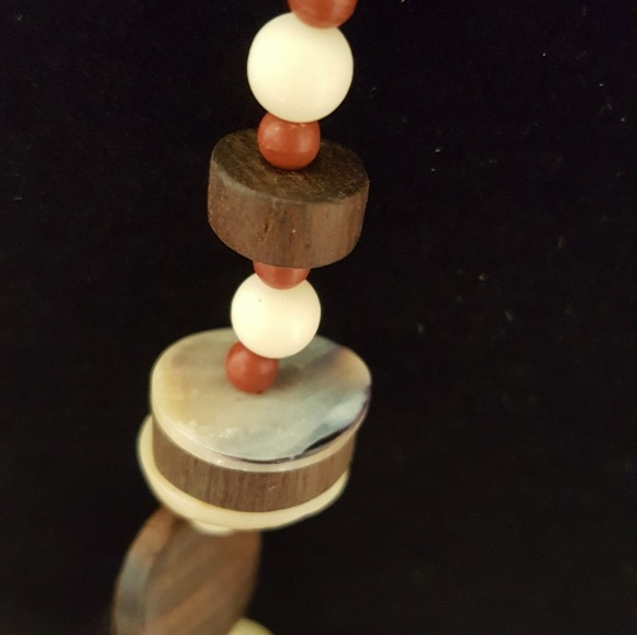 26" Shell & wood bead necklace pre owned - Picture 5 of 7